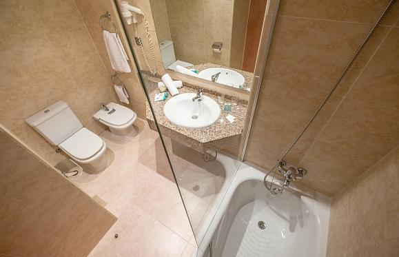 Habitación Estándar 2 Adultos + 1 Niño Vista Piscina + Parking Gratis