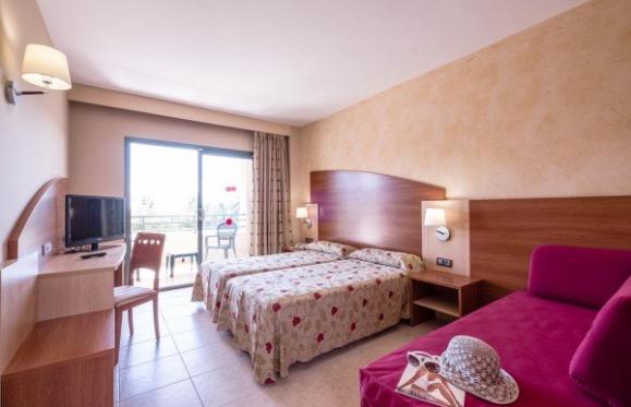 Habitación Estándar 2 Adultos + 1 Niño Vista Piscina + Parking Gratis