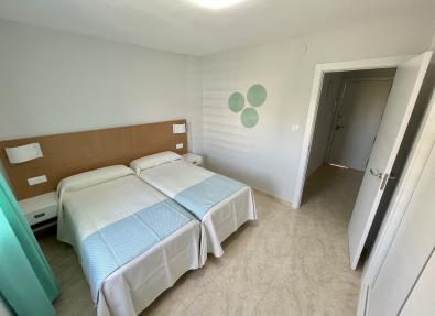 Chambre double avec deux lits dans des appartements à la plage de Salou